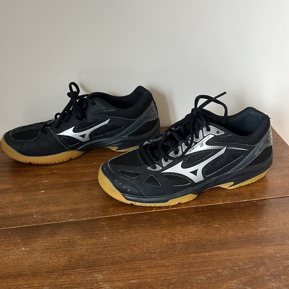 Womens’ Volleyball Shoes 7.5 - Picture 3 of 8